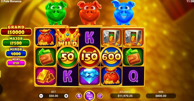 Juego base de Piggy Bank 3 Pots Bonanza con símbolo WILD coronado, tres monedas de valores 50, 150 y 600, bolsa de dinero, cajas fuertes, lingotes y un diamante, con apuesta de 50 dólares y ganancia de 800